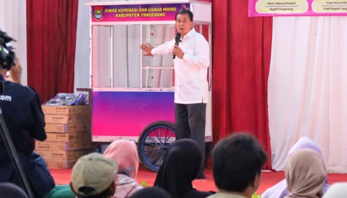 Bupati Tangerang Serahkan Bantuan 50 Gerobak UMKM dan Kompor Gas Untuk Warga 3 Kecamatan