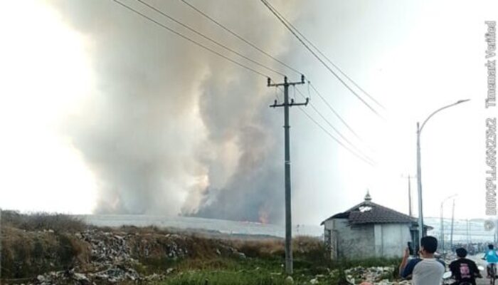 LSM GPRUKK Angkat Bicara Tentang Kebakaran TPA Jatiwaringin,6 Unit Mobil Damkar Dikerahkan