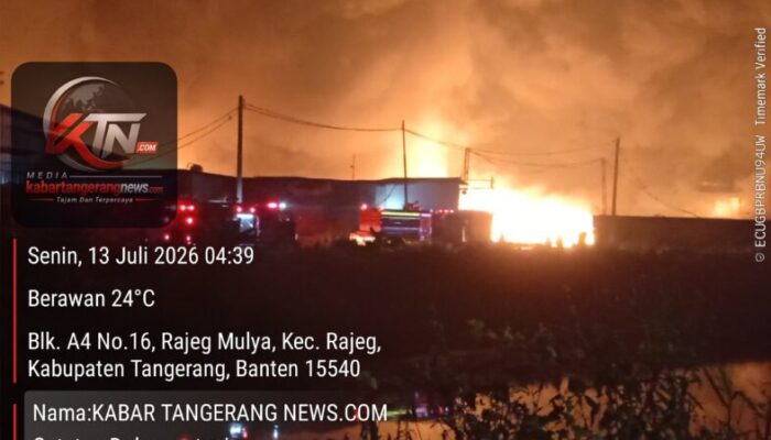 Pabrik Karung di Pulo Gintung Dilalap Si Jago Merah, Petugas Berjibaku Lakukan Pemadaman