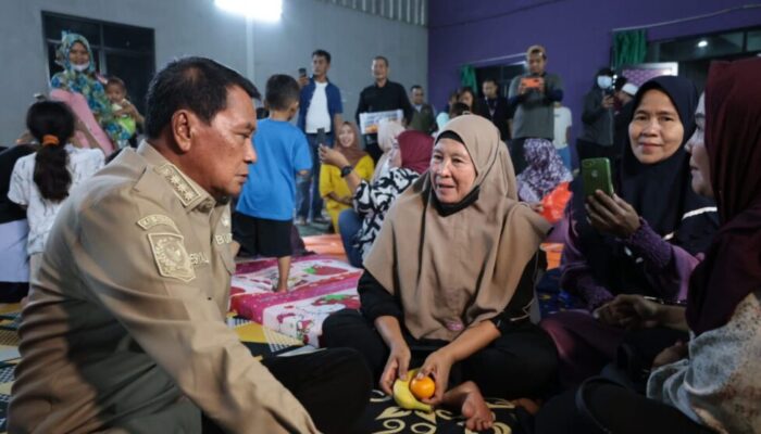 Kembali Sambangi Pengungsi Terdampak Kebakaran TPA Jatiwaringin, Bupati Tangerang Salurkan Bantuan dan Mohon Doa Masyarakat
