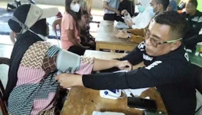 Asap TPA Jatiwaringin Berdampak ke Warga, Polresta Tangerang Buka Layanan Kesehatan di Desa Tanjakan Mekar
