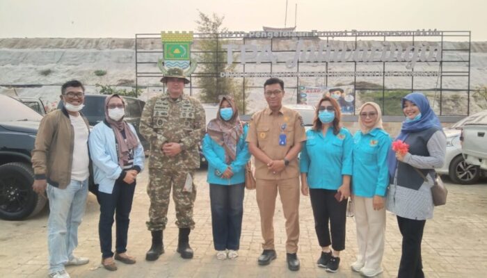 Pembina Yayasan Insan Pantura Gemilang Salurkan Bantuan untuk Warga Terdampak Kebakaran TPA Jatiwaringin