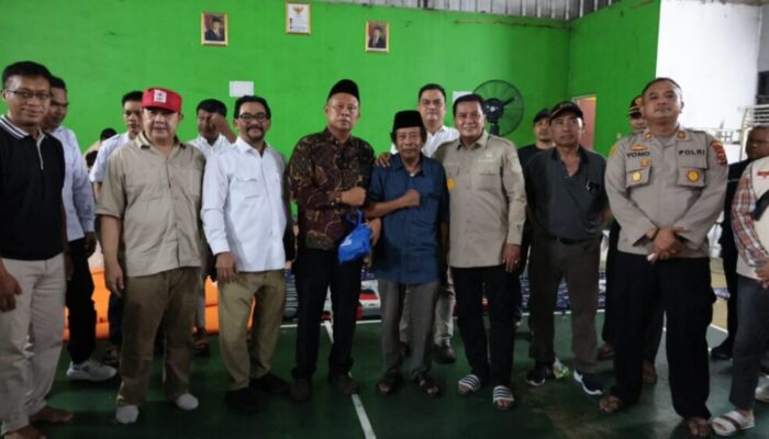 Camat Rajeg Oman Apriaman Bersama Bupati Tangerang dan Kepala Desa Tanjakan Mekar Tinjau Warga Terdampak Pascakebakaran TPA Jatiwaringin