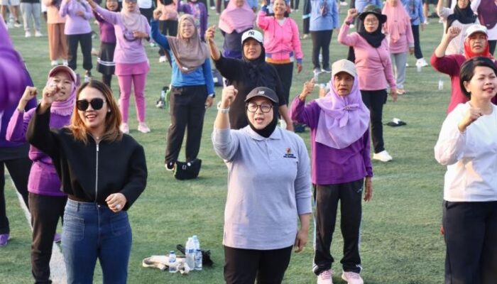 Wabup Intan Senam Bersama Ribuan Masyarakat Pasar Kemis