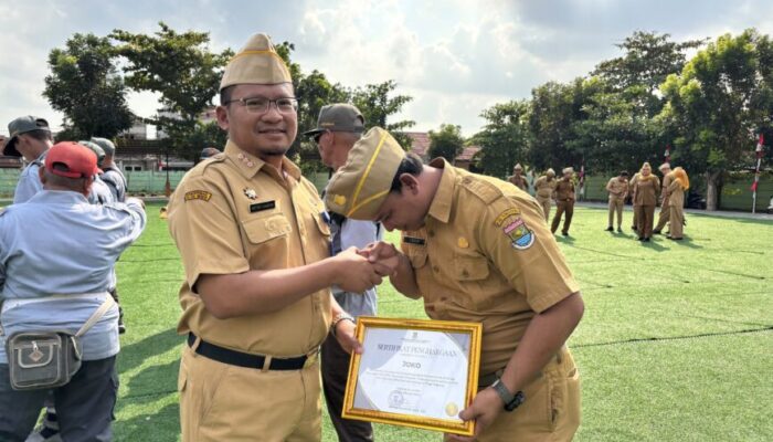 Penghargaan Kepada Anggota Linmas Sekaligus Redkar Tingkat Desa Bersama Camat Sepatan Timur