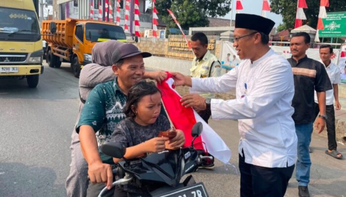 Camat Rajeg Bagikan Bendera Merah Putih kepada Pengguna Jalan, Semarakkan HUT RI ke-81