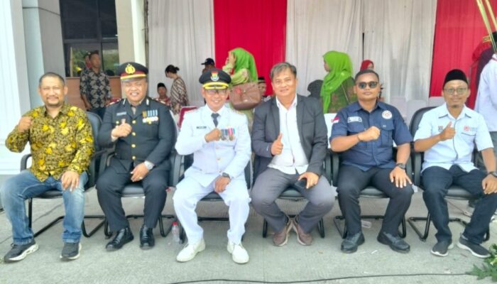 Camat Pakuhaji Bersama Jajaran Berpose Usai Upacara HUT RI ke-81