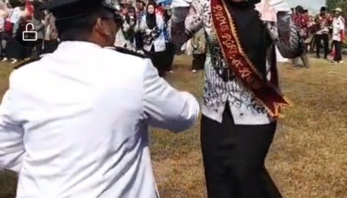 Kembali Viral…!!! Kades Muncung – Kronjo, Joget Sambil “Nyawer” Penyanyi di Acara HUT RI Ke-81