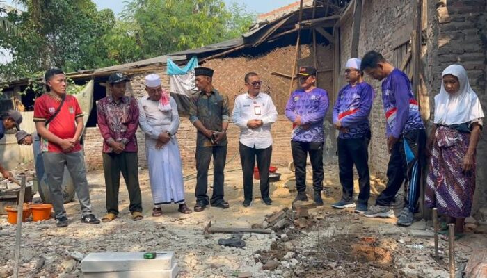 Kadis Bina Marga SDA Letakkan Batu Pertama Bedah Rumah Ibu Laila di Gunung Kaler