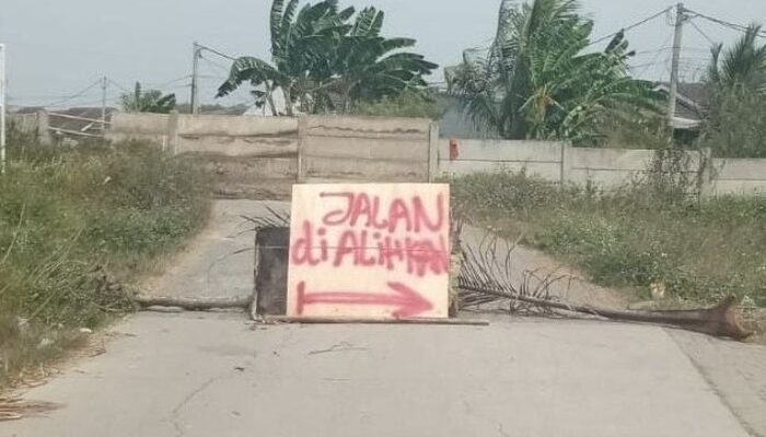 Jalan Simpang Empat Rajawali Ditutup Beton, Warga Rajeg Kulon Protes
