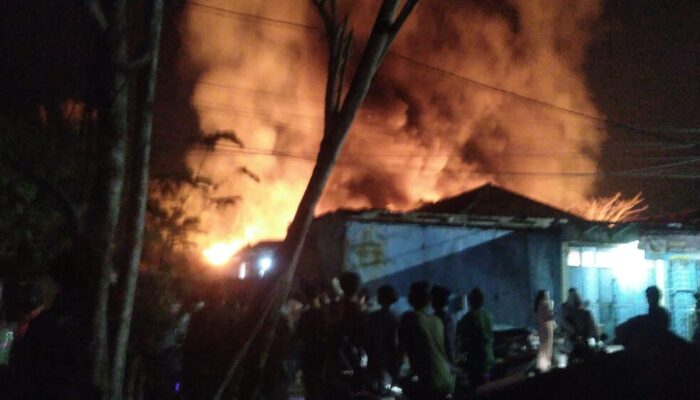 Kebakaran Hebat di Kampung Sabrang Kemiri, Api dari Tumpukan Sampah Merembet ke Rumah Warga